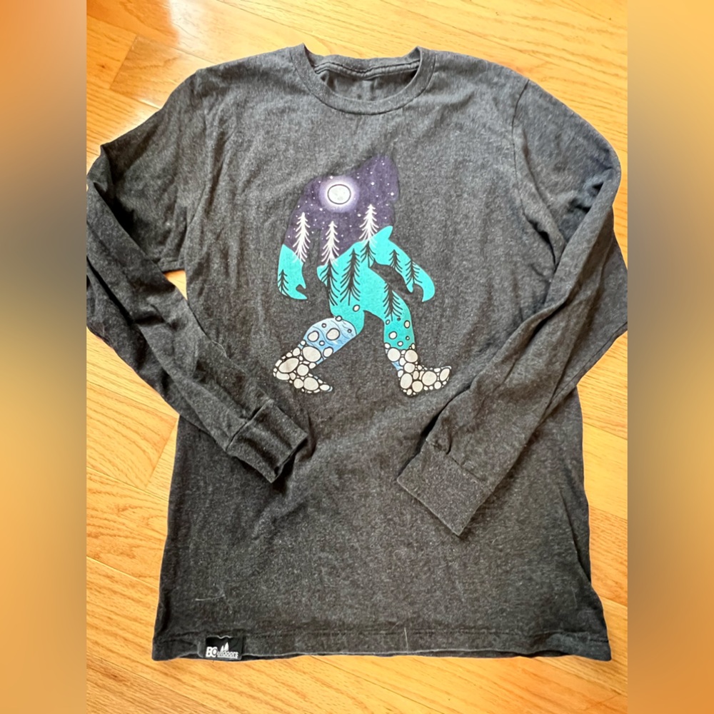 Women’s Long Sleeve Heather gray Bigfoot T-shirt size small.